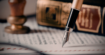 Abogado litigando causas civiles en tribunales de Santiago